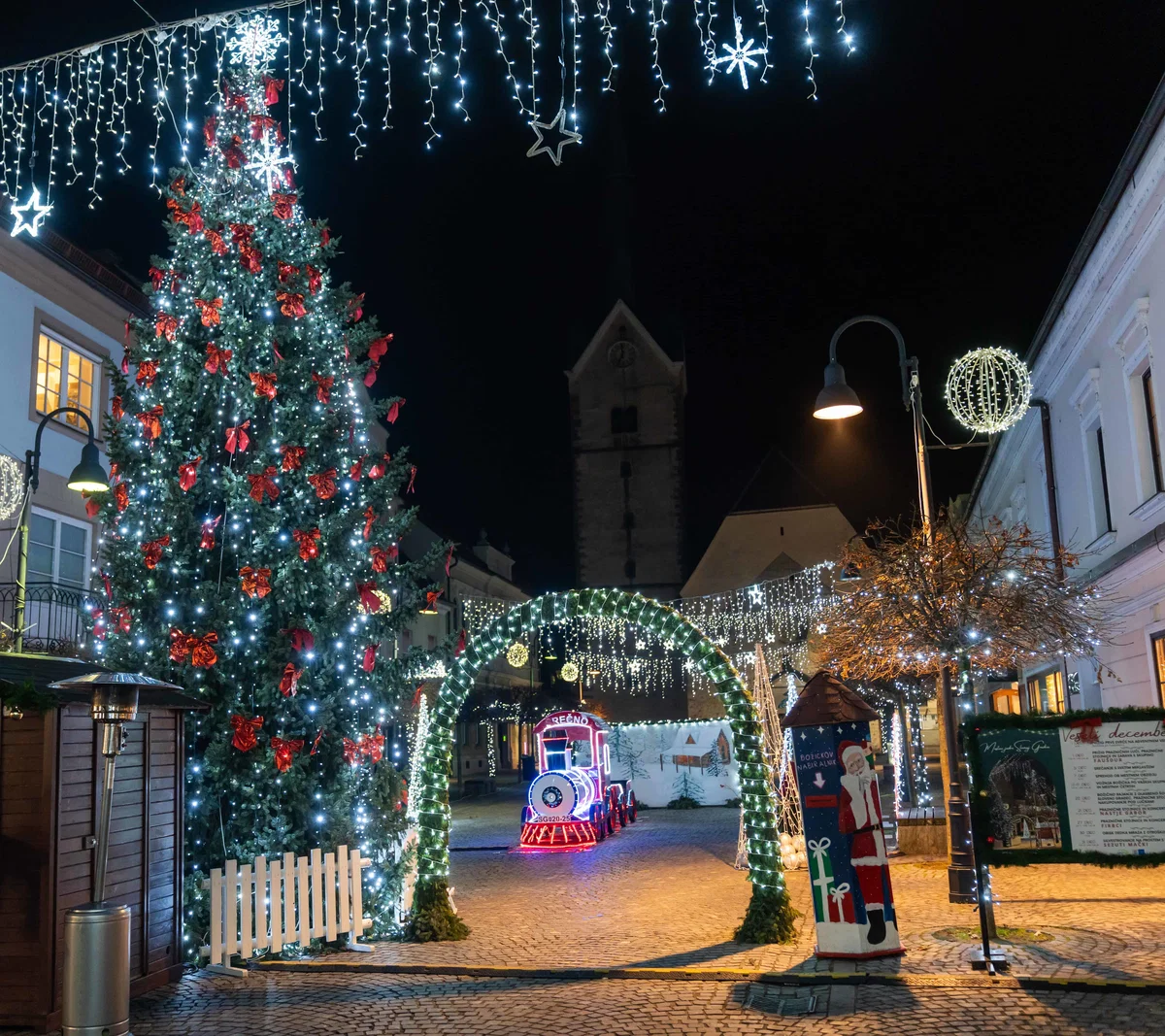 Božična vas v Slovenj Gradcu znova razveseljuje mimoidoče (FOTO)