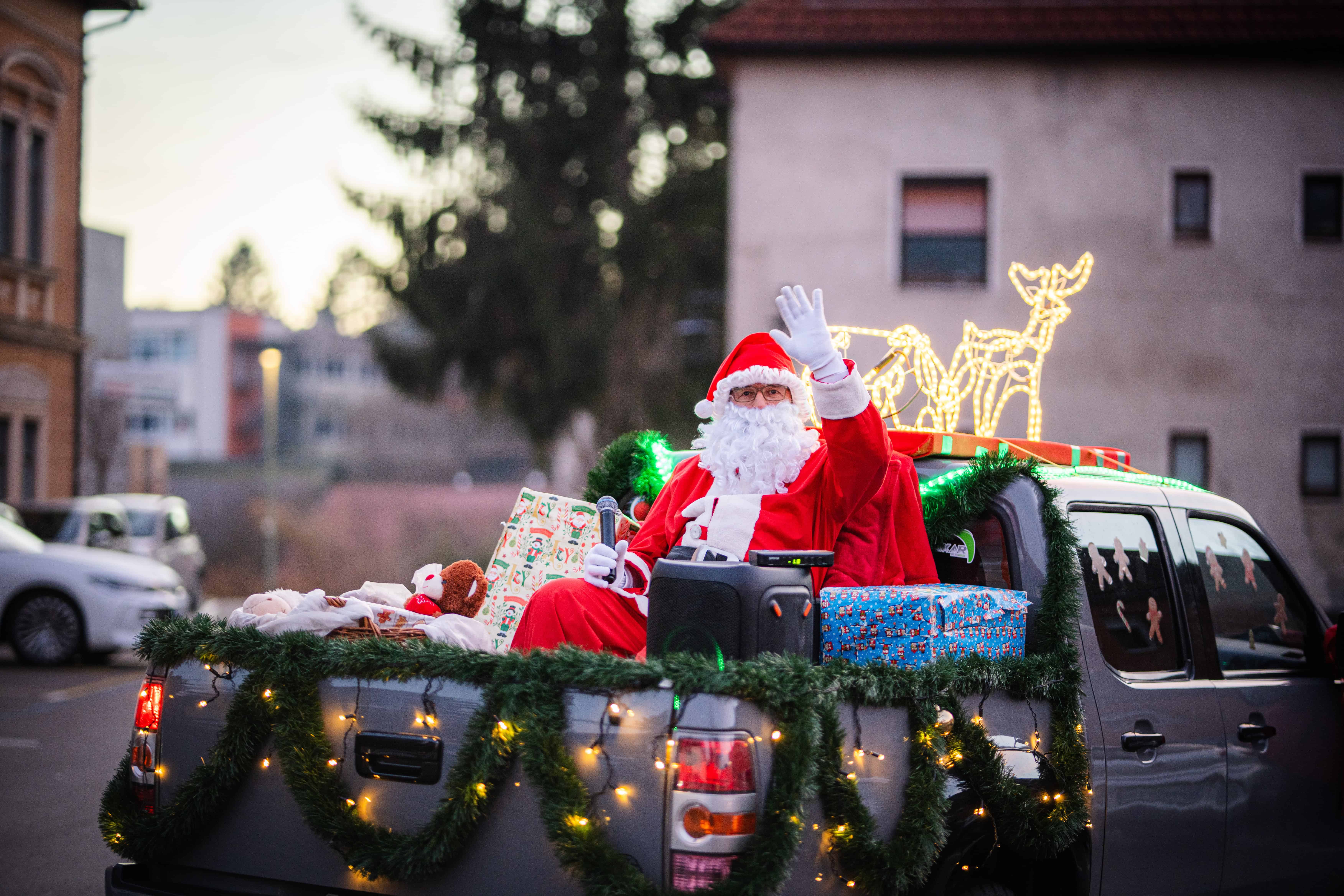 FOTO: Danes je Božiček obiskal del mestnih četrti in vaških skupnosti v MO Slovenj Gradec