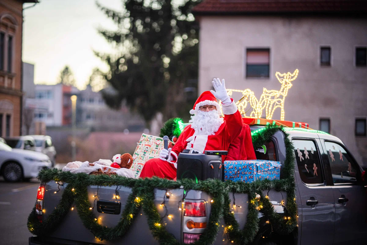 FOTO: Danes je Božiček obiskal del mestnih četrti in vaških skupnosti v MO Slovenj Gradec