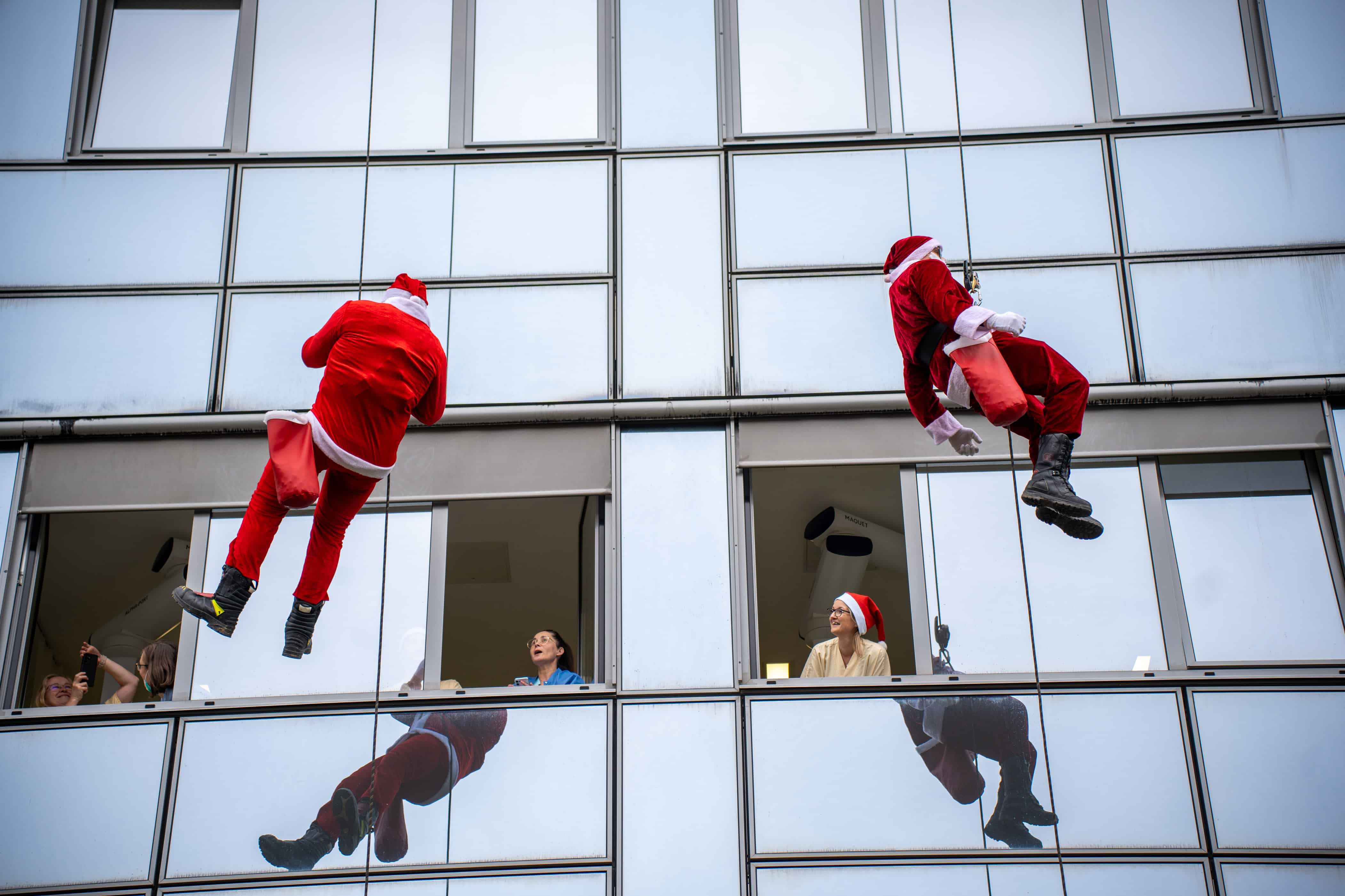 FOTO in VIDEO: Srečo v otroških očeh so danes pričarali Božički, ki so se spustili s heliporta SB Slovenj Gradec