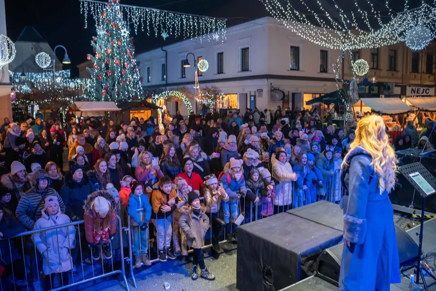 (FOTO) Veseli december v Slovenj Gradcu: Nastja Gabor pričarala čaroben praznični večer