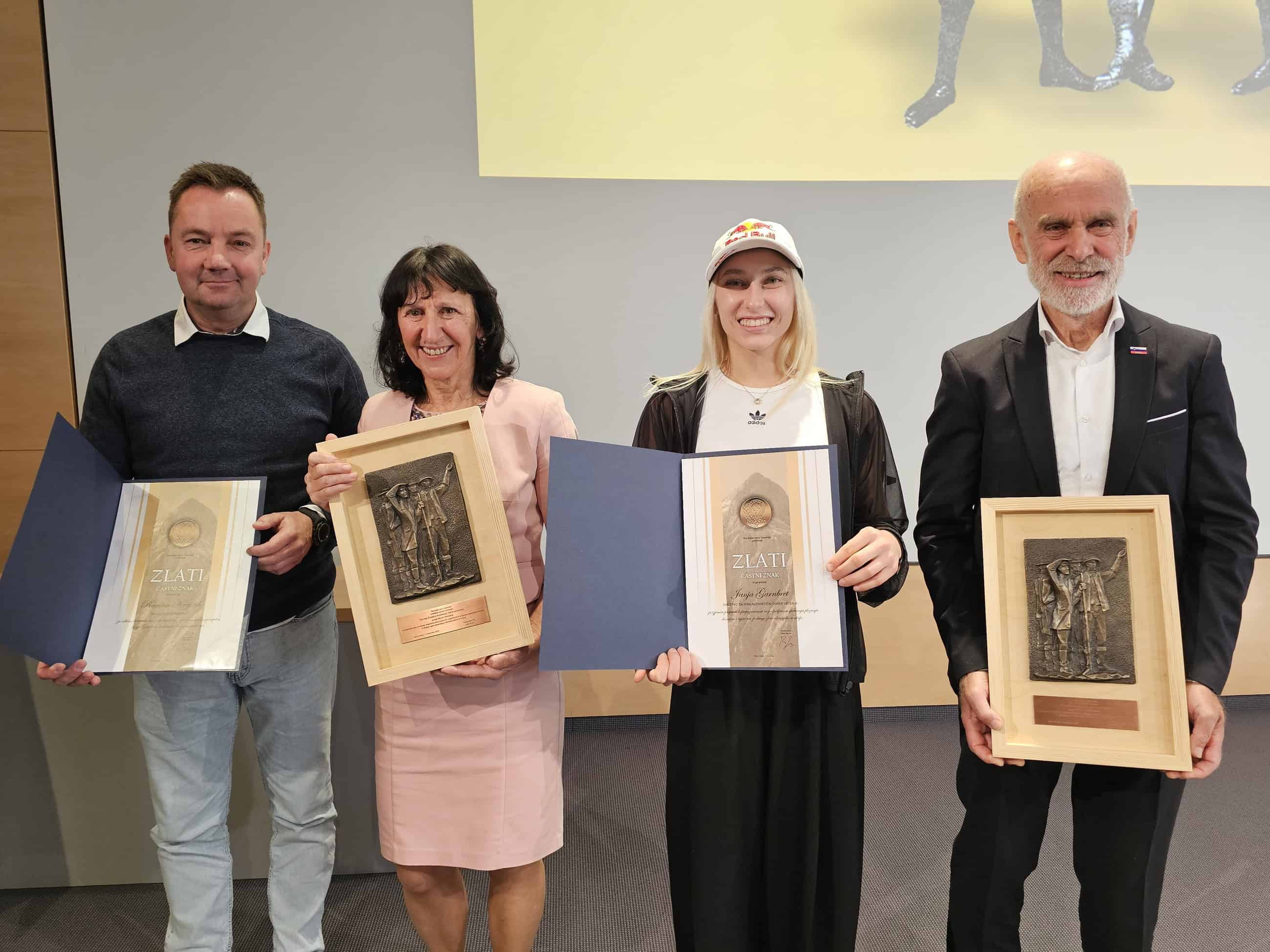 Zakonca Štremfelj častna člana PZS, zlati častni znak Janji Garnbret, najvišje priznanje prostovoljcem tudi Ivani Kotnik iz PD Dravograd