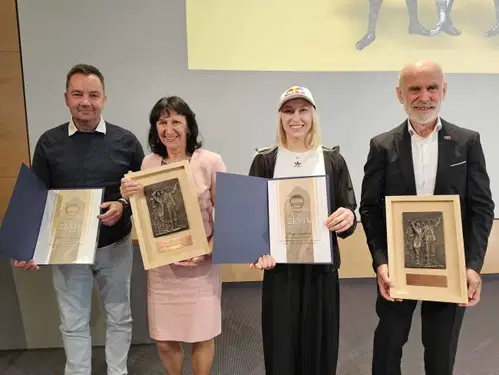 Zakonca Štremfelj častna člana PZS, zlati častni znak Janji Garnbret, najvišje priznanje prostovoljcem tudi Ivani Kotnik iz PD Dravograd