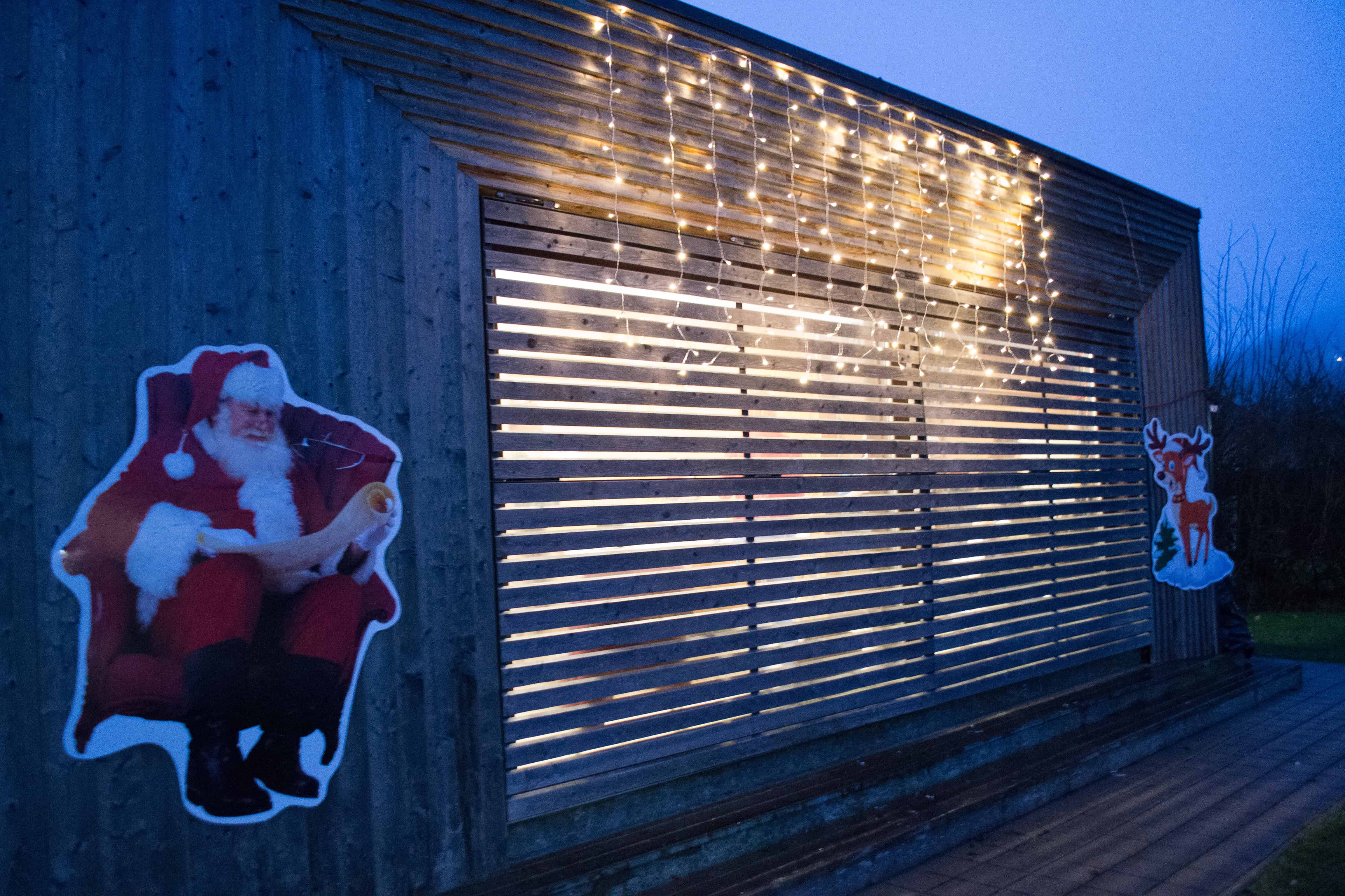 FOTO: Legen danes zvečer zažarel v prazničnih lučeh