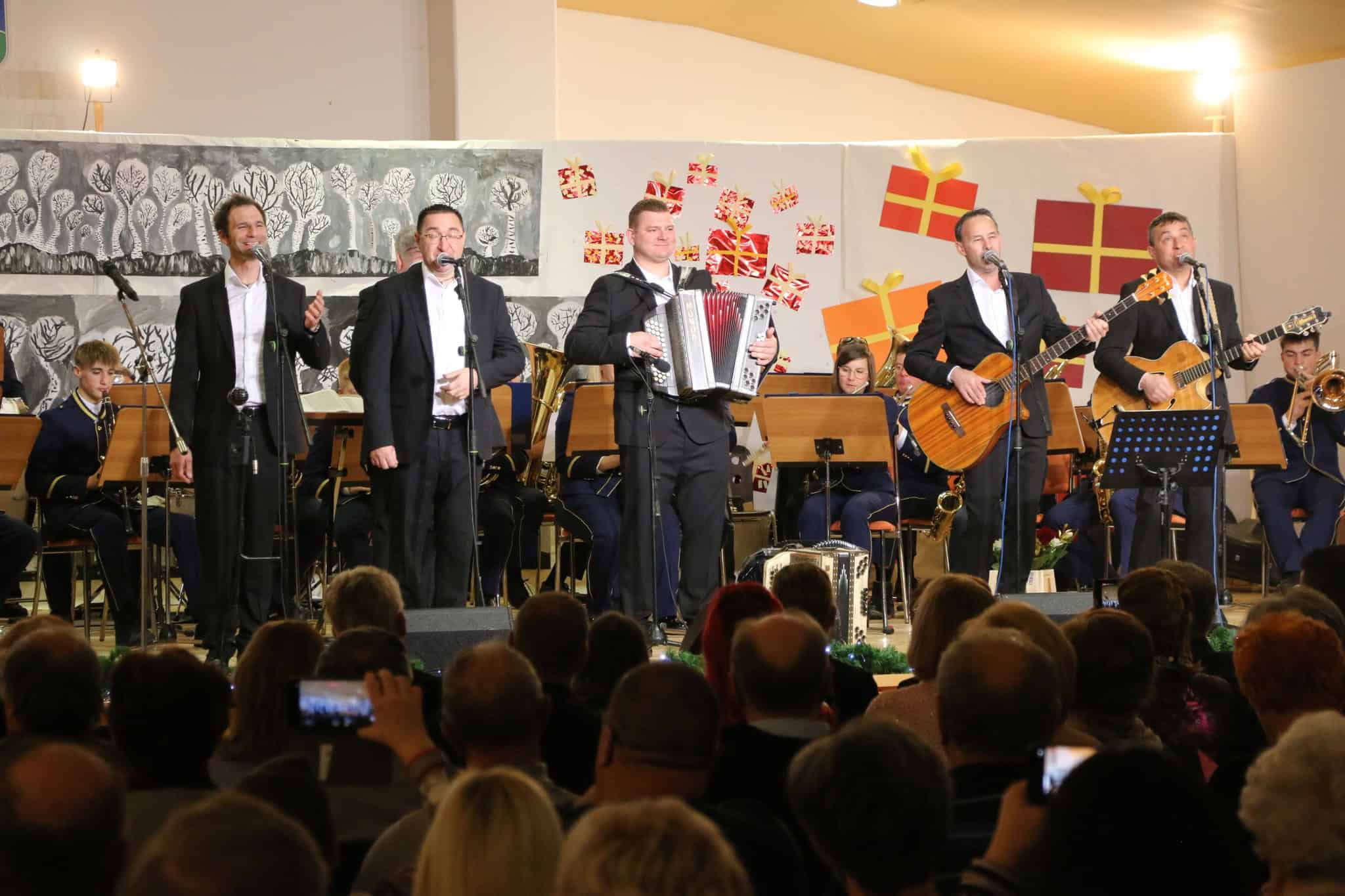 FOTO: V Mislinji je potekal Božično-novoletni koncert Babnikove godbe in Ansambla Spev