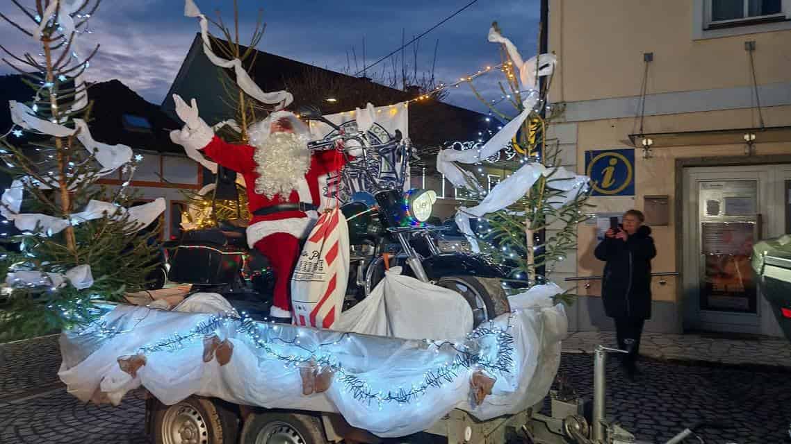 FOTO in VIDEO: Božiček se je v Dravograd pripeljal kar na svojem motorju