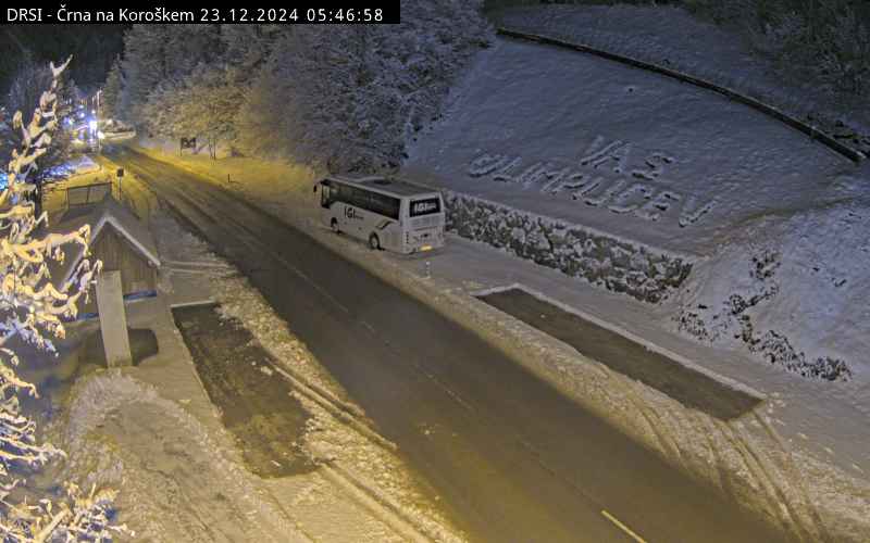 Koroško je pobelil sneg, na cestah so plužne in posipne službe