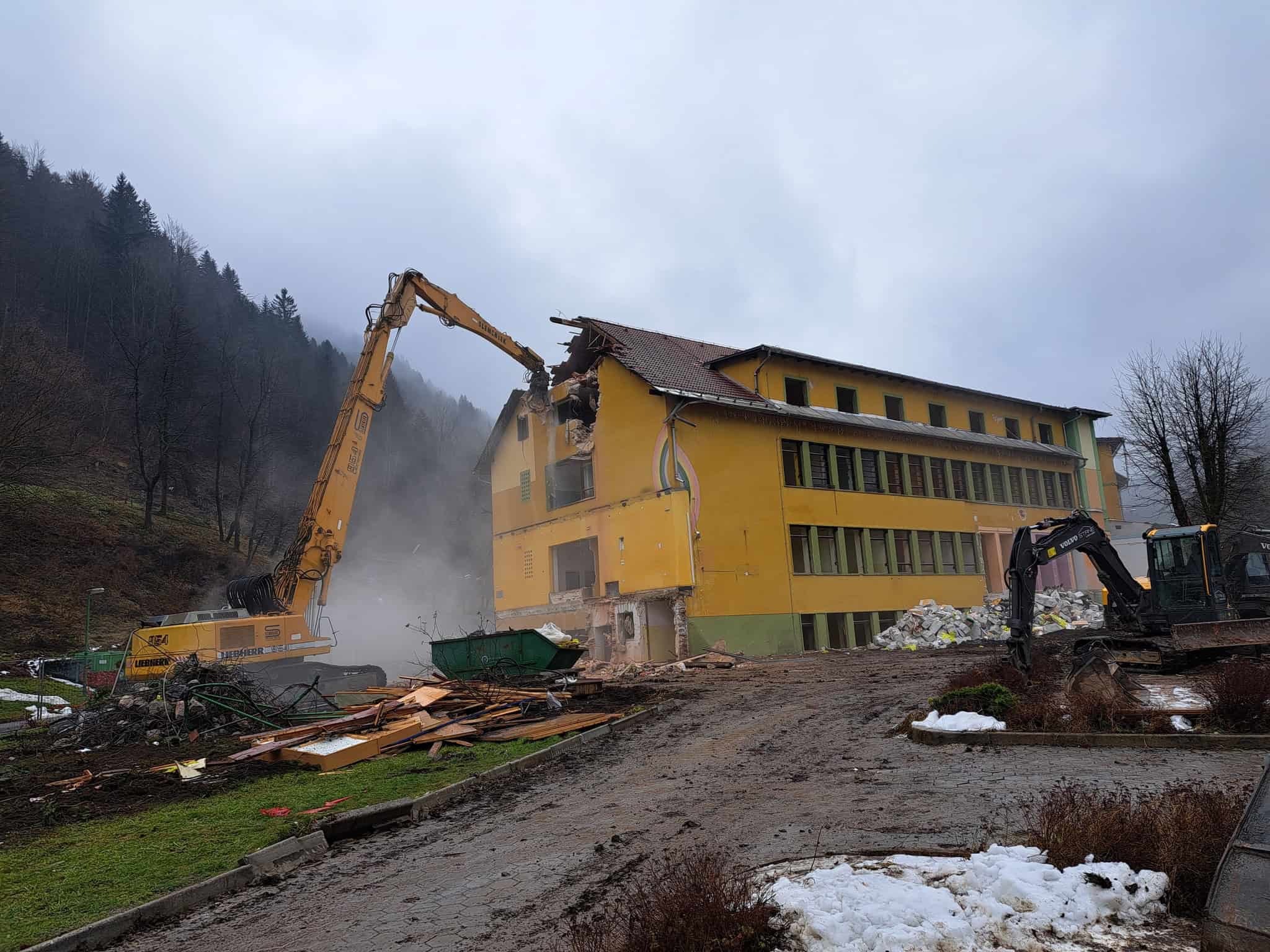 Danes so pričeli z rušenjem CUDV Črna na Koroškem: Konec ene zgodbe, začetek nove