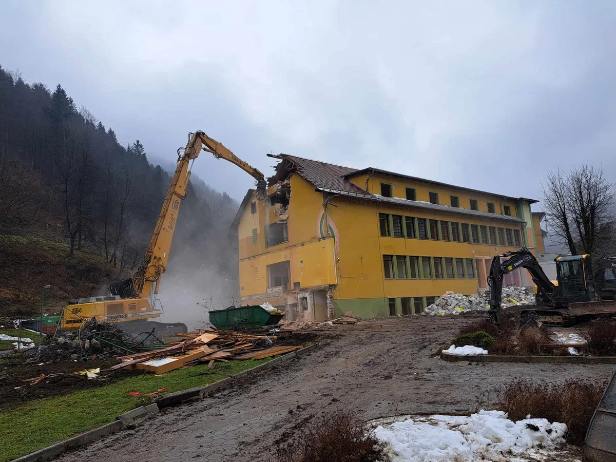 Danes so pričeli z rušenjem CUDV Črna na Koroškem: Konec ene zgodbe, začetek nove