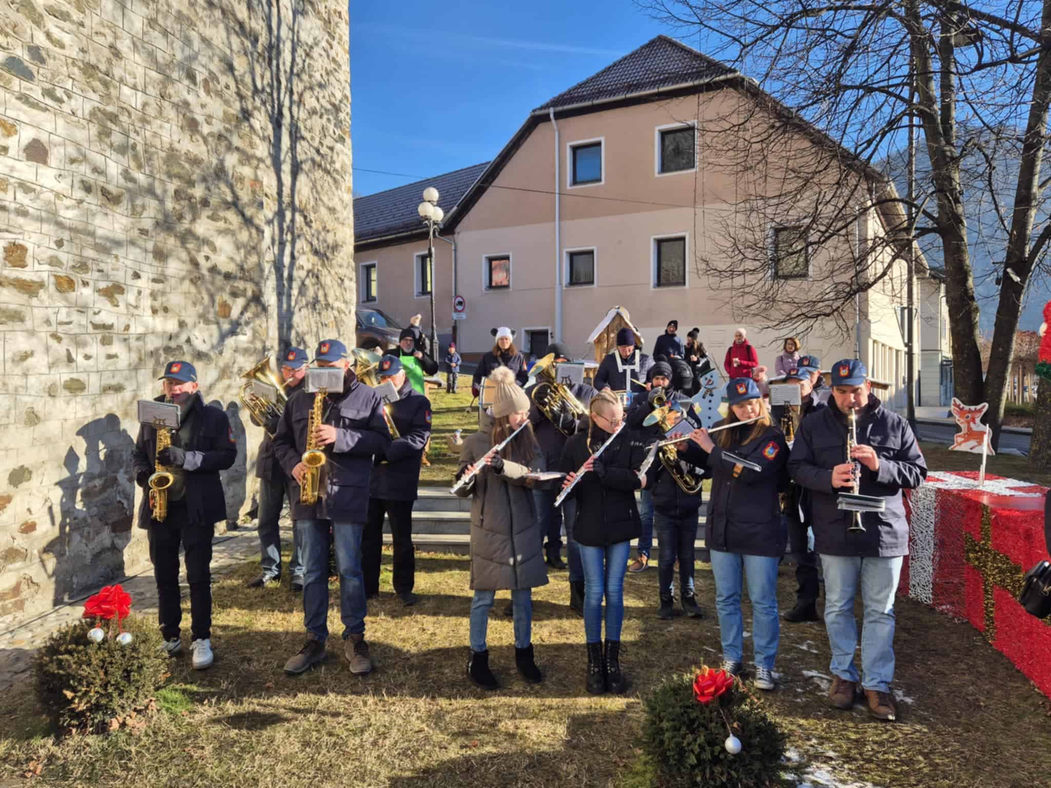 Zadnji dan v tem letu je bilo veselo tudi pred cerkvijo Sv. Vida v Dravogradu