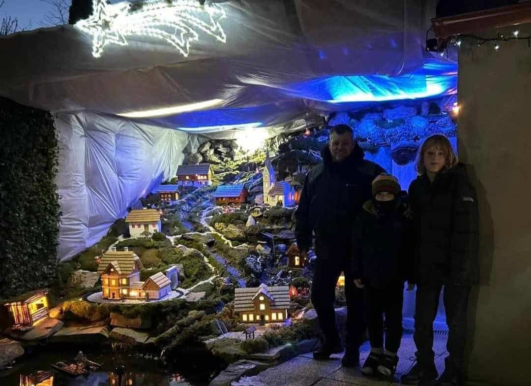 Vsaka hiška Legnarjevih jaslic nosi svojo zgodbo, tokrat pomaga Filipu in Jakobu iz OŠ Šmartno