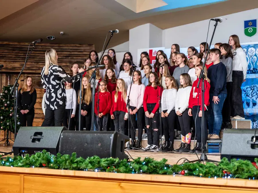 Na dobrodelnem koncertu Karitasa v Mislinji so zbrali 1824 eur za otroke v stiski (FOTO)