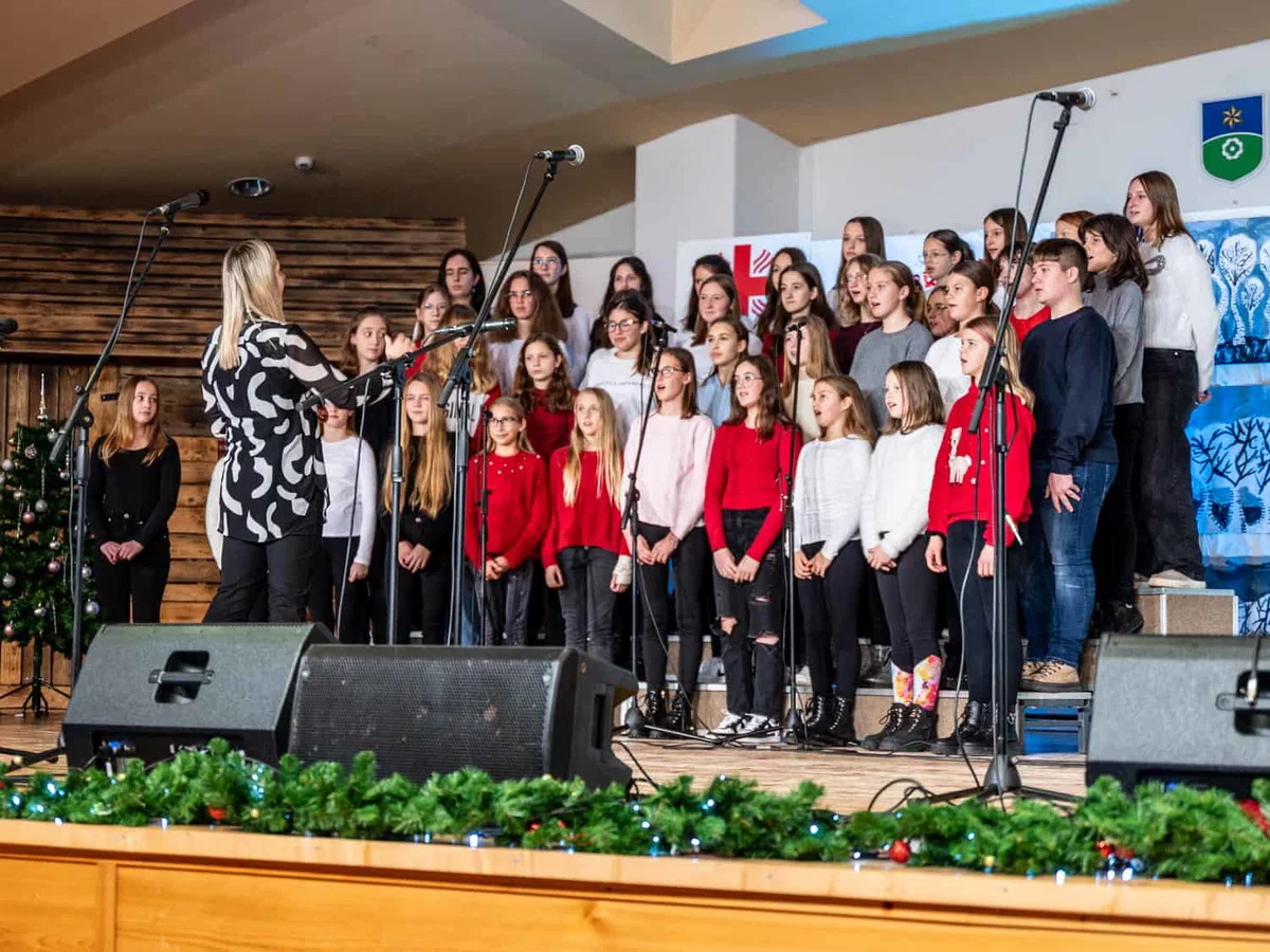 Na dobrodelnem koncertu Karitasa v Mislinji so zbrali 1824 eur za otroke v stiski (FOTO)