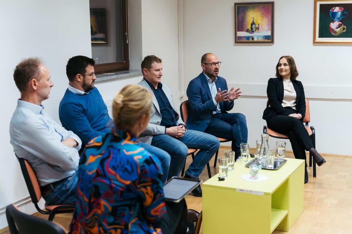 Na okrogli mizi o energetski prihodnosti tudi o cenah ogrevanja na Ravnah