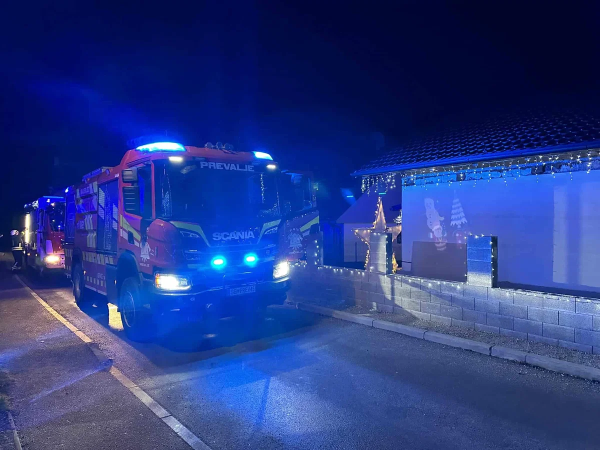 Na Lešah je zagorelo na stanovanjski hiši