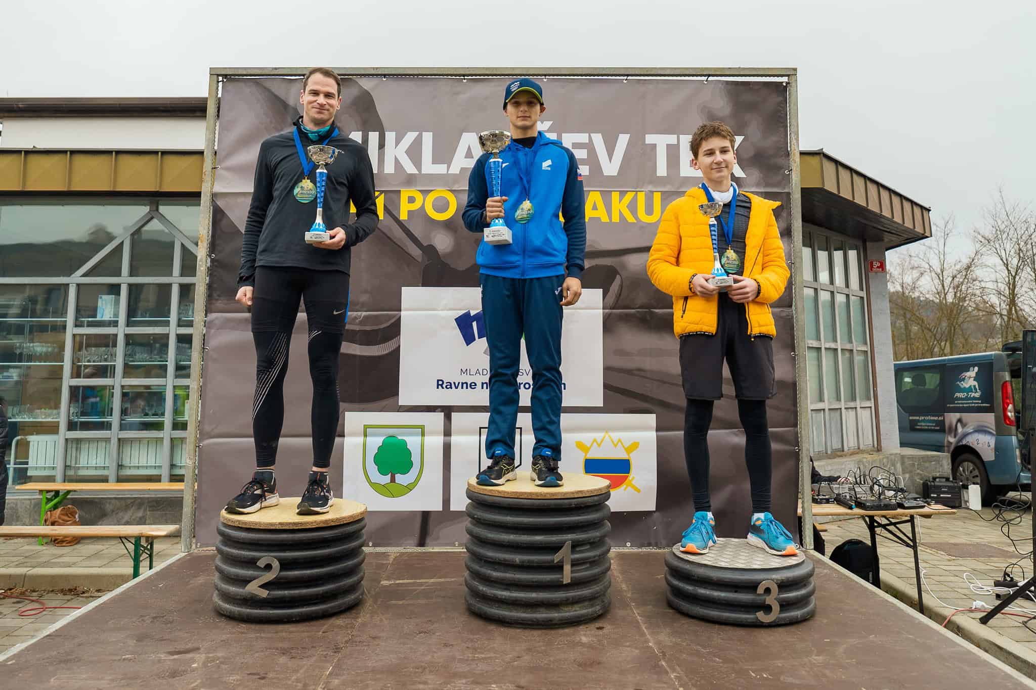 FOTO: Na 10. Miklavževem teku po Cik caku je spektakularno slavil Lukas Dovnik