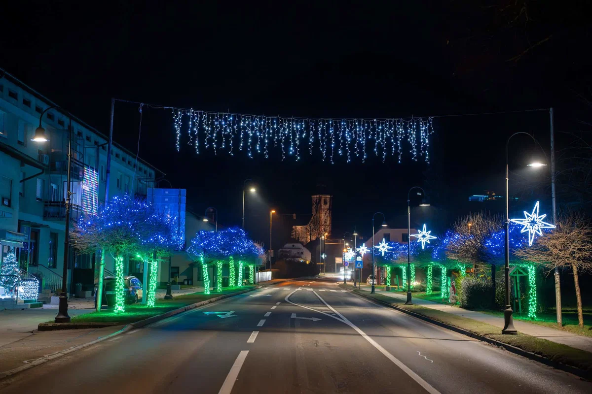 FOTO: Mislinja je zasvetila v soju prazničnih luči