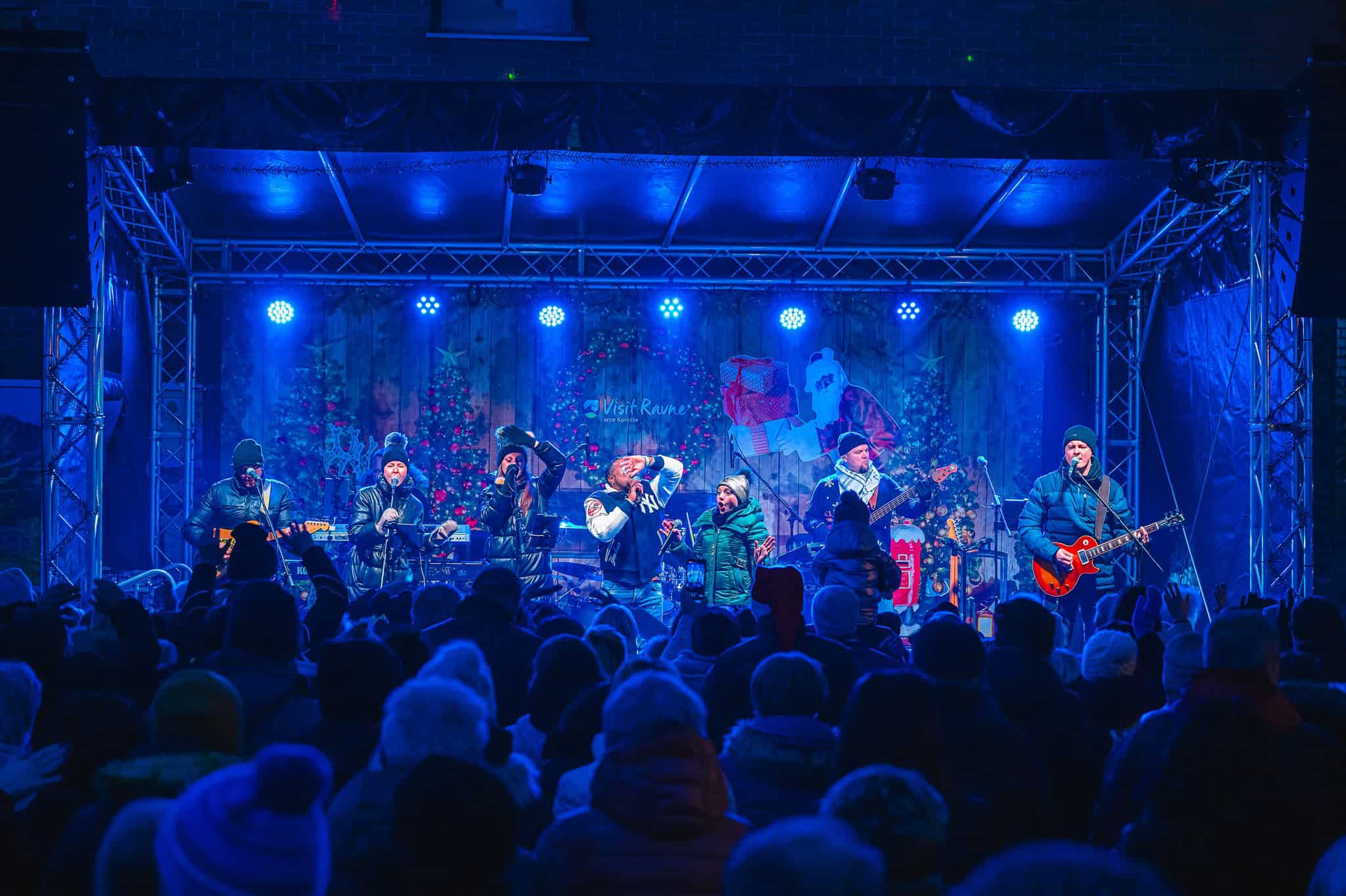 FOTO: Na Ravnah je Tanja Žagar s koncertom popestrila božično tržnico