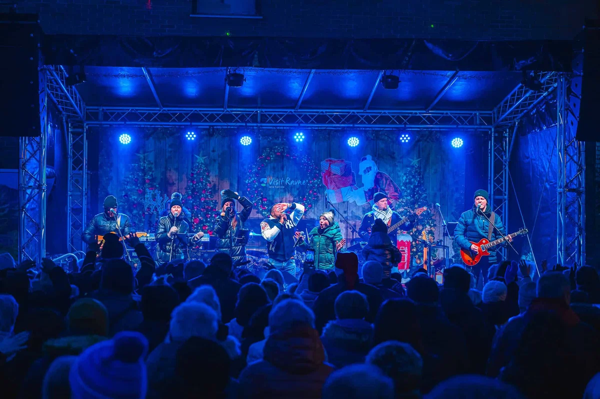 FOTO: Na Ravnah je Tanja Žagar s koncertom popestrila božično tržnico