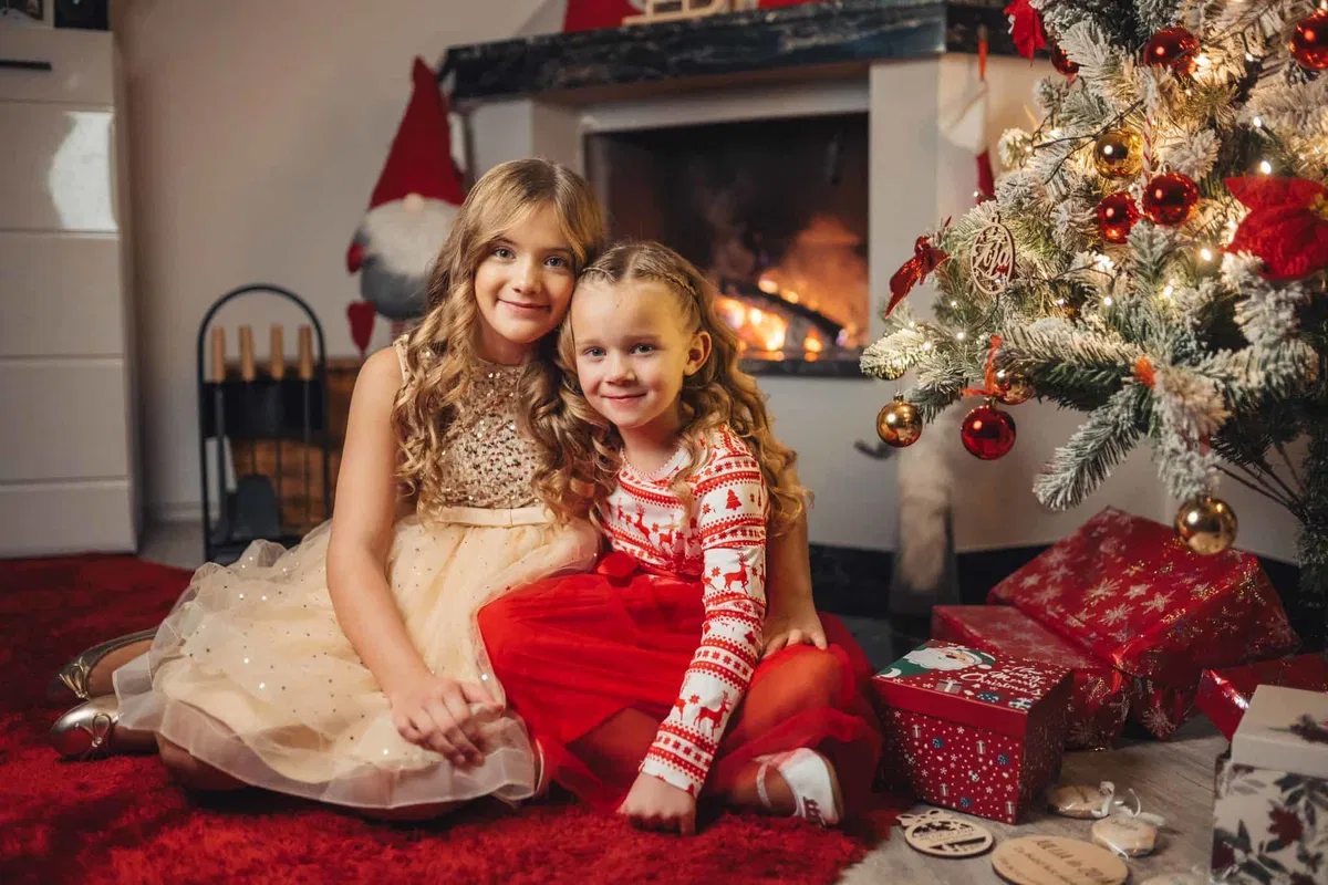 Sestri Julija &amp; Zoja navdušili z božičnim duetom: "Za božič kot otrok"