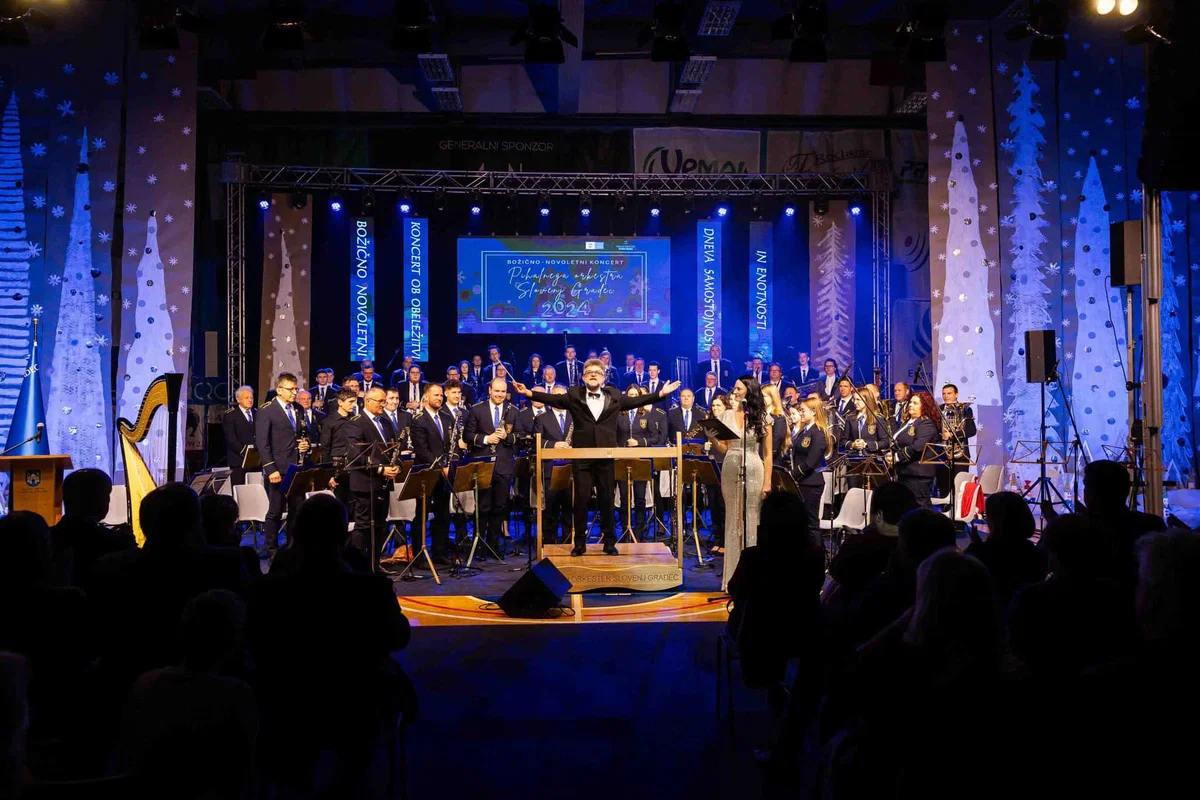 FOTO: Pihalni orkester Slovenj Gradec je na praznični večer poskrbel za pravo glasbeno čarovnijo