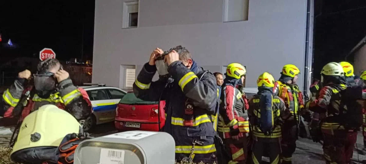 Na Božič zagorelo na Prevaljah, več oseb odpeljanih v bolnišnico, med njimi tudi dojenček  (FOTO)