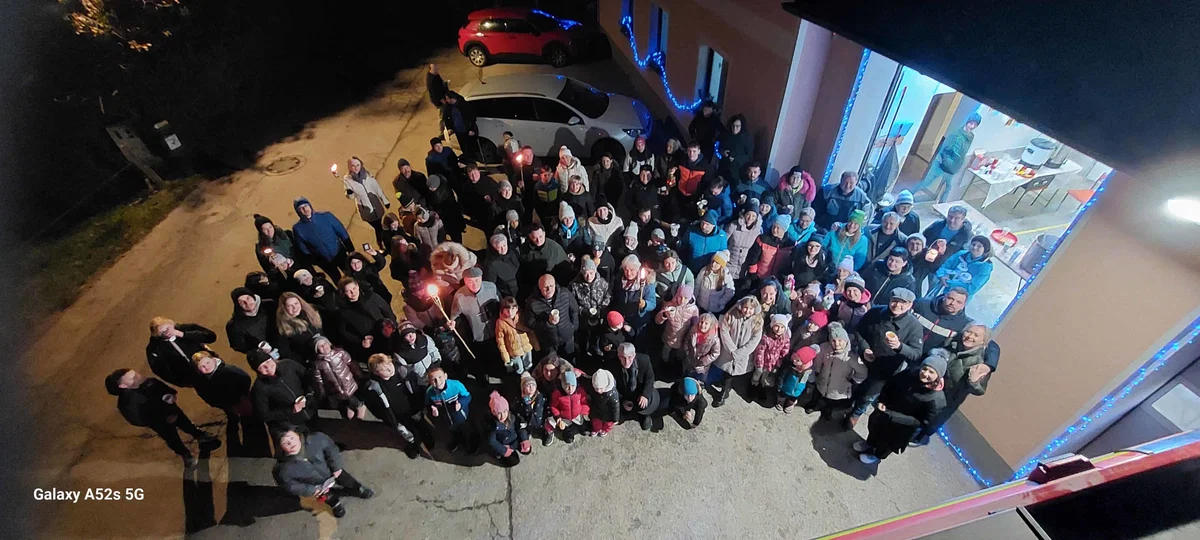 Pohod z lučkami v Podgorju je navdušil in povezal krajane. Lučke niso gorele samo v rokah, temveč tudi v srcih (FOTO)