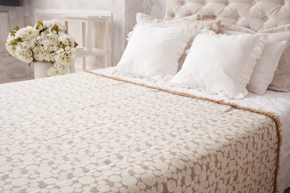 Izberite pravo posteljno pregrinjalo! Nasveti za stil in udobje