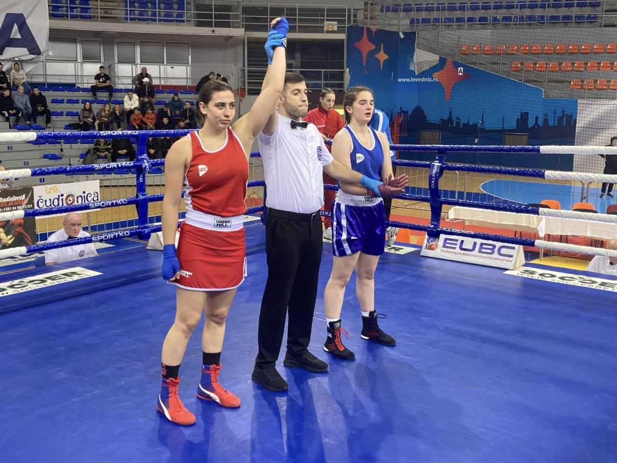 Zlata rokavica v roke Korošici Naci Nikolov Veber