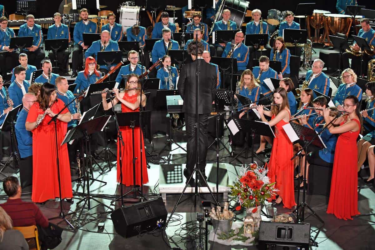 FOTO: Na Ravnah je potekal tradicionalni koncert Pihalnega orkestra železarjev Ravne