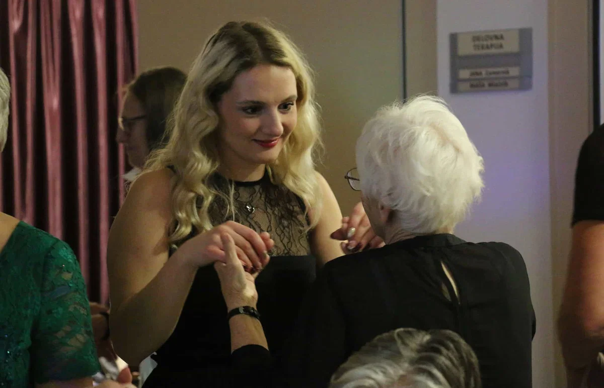 V Koroškem domu starostnikov Slovenj Gradec so v minulih dneh prepevali otroci, obiskali so jih župani ter plesali na plesu seniorjev (FOTO)