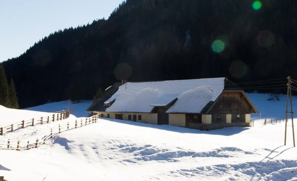 Okoli 150 pohodnikov se je včeraj zvečer odpravilo na pohod Čez goro k očetu