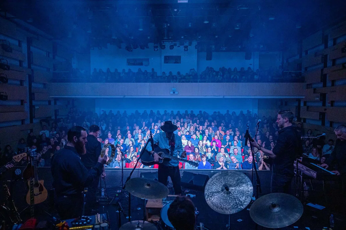 Vlado Kreslin ponovno povsem prevzel občinstvo v Narodnem domu Mežica