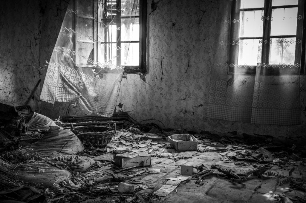 V Galeriji Ravne bo na ogled razstava »Anatomija zapuščene hiše« Vida Brezočnika