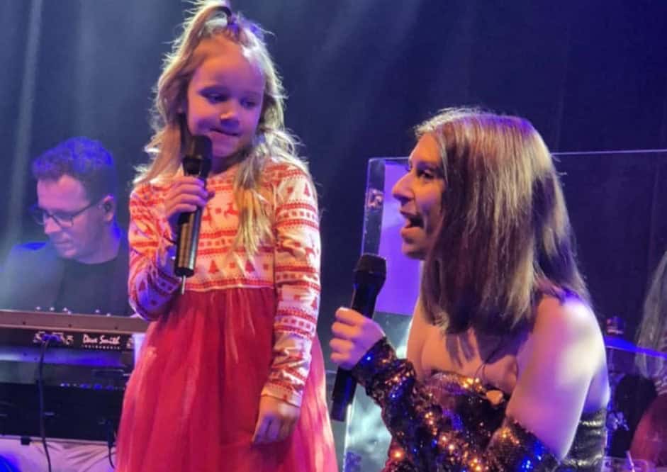 Eva Boto ponovno napolnila dvorano v Šentjanžu, ob njej prepevali mlada Zoja in Nika Zorjan (FOTO)