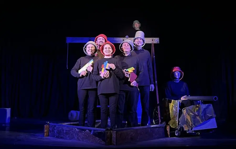 Koroški gledališki abonma vas bo navdušil z duhovito predstavo ''Žabe ali kratka zgodovina nečesa''