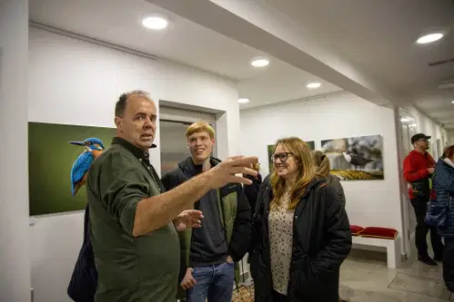 FOTO: Včeraj je svoja vrata v Bukovju odprla fotografska razstava Aleša Mlačnika in Toma Jeseničnika