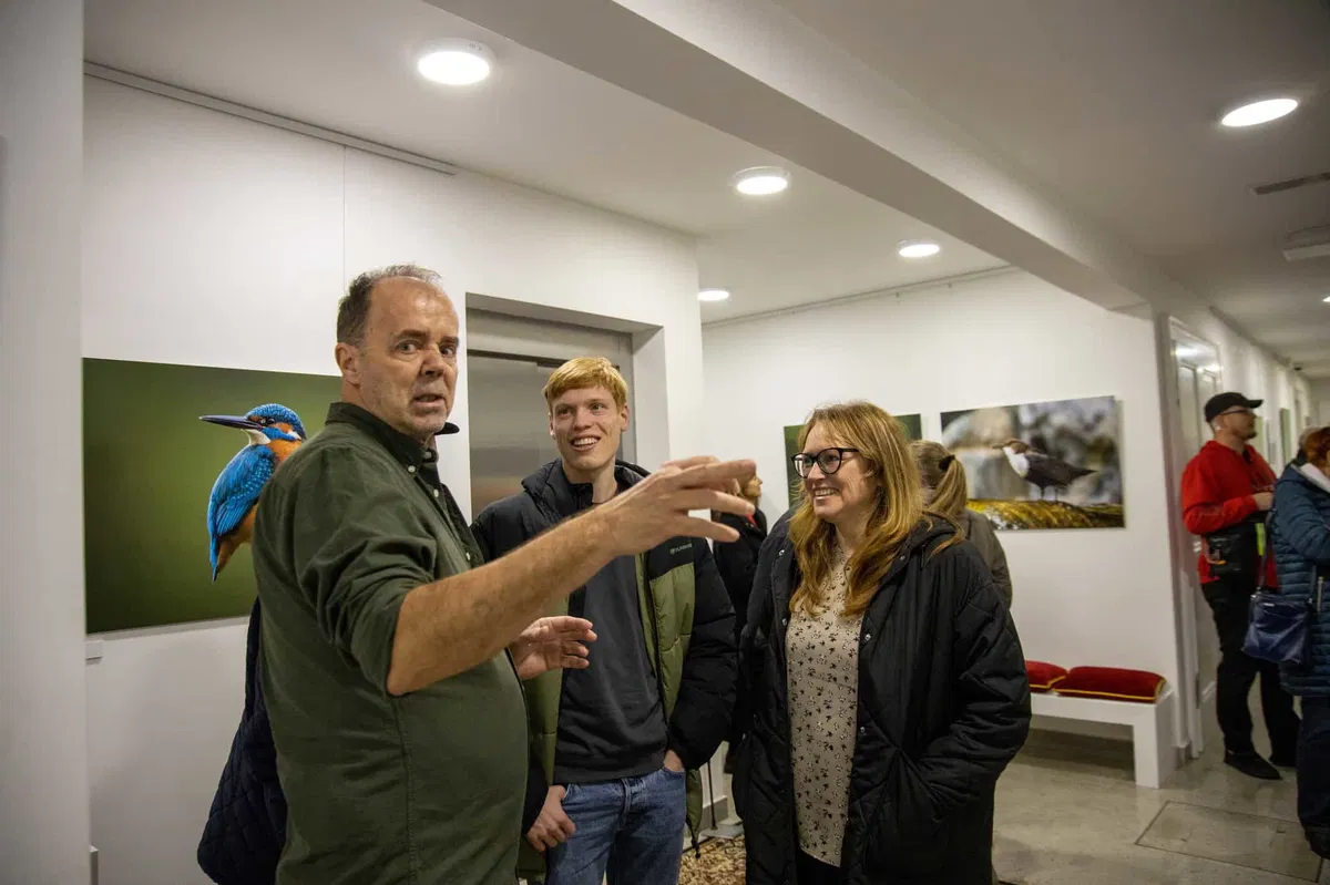 FOTO: Včeraj je svoja vrata v Bukovju odprla fotografska razstava Aleša Mlačnika in Toma Jeseničnika