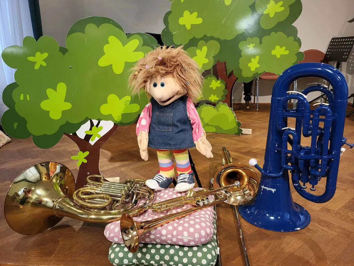 FOTO: Oskar jež in škrat Trobilko danes navdušila male nadobudneže