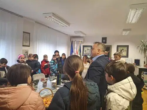 FOTO: Učenci OŠ Mislinja danes obiskali župana Bojana Borovnika