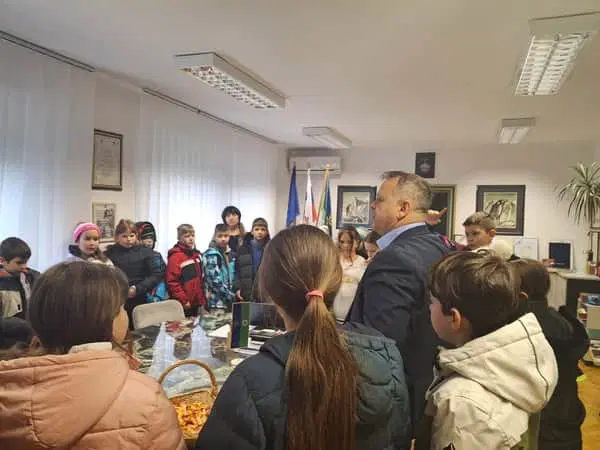 FOTO: Učenci OŠ Mislinja danes obiskali župana Bojana Borovnika