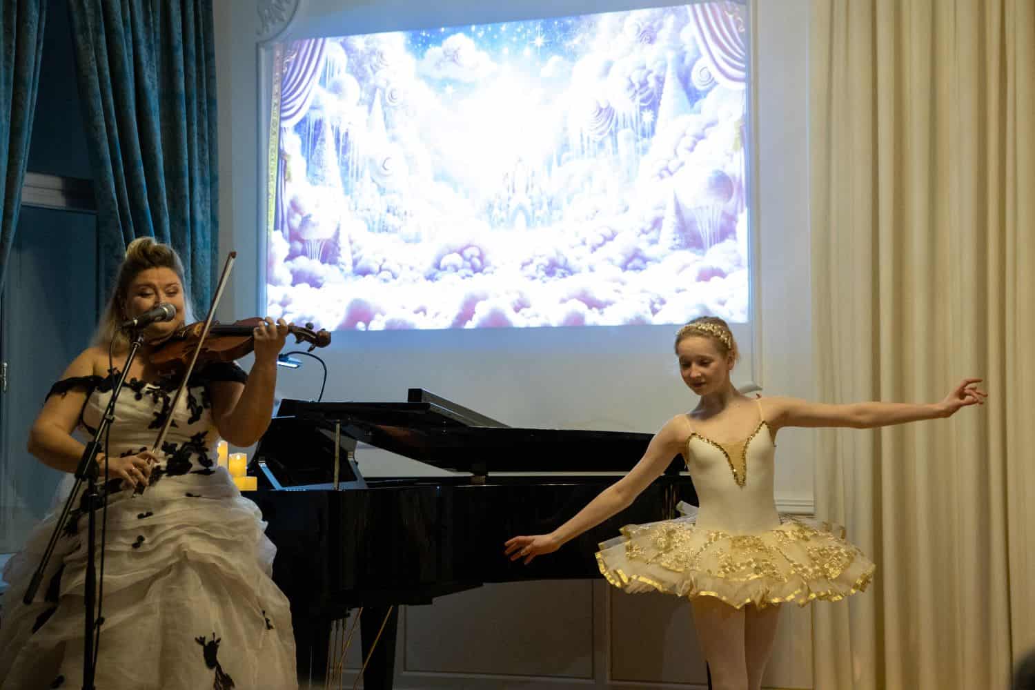 FOTO: Hrestač v soju sveč obiskovalcem pričaral čarobno predstavo