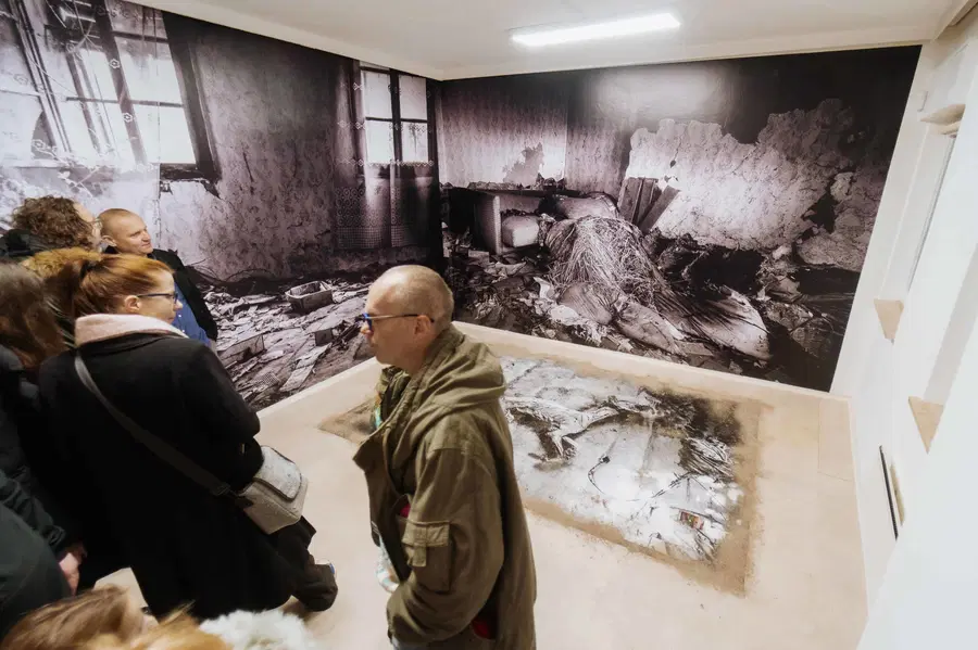 Danes voden ogled razstave ''Anatomija zapuščene hiše'' v Galeriji Ravne