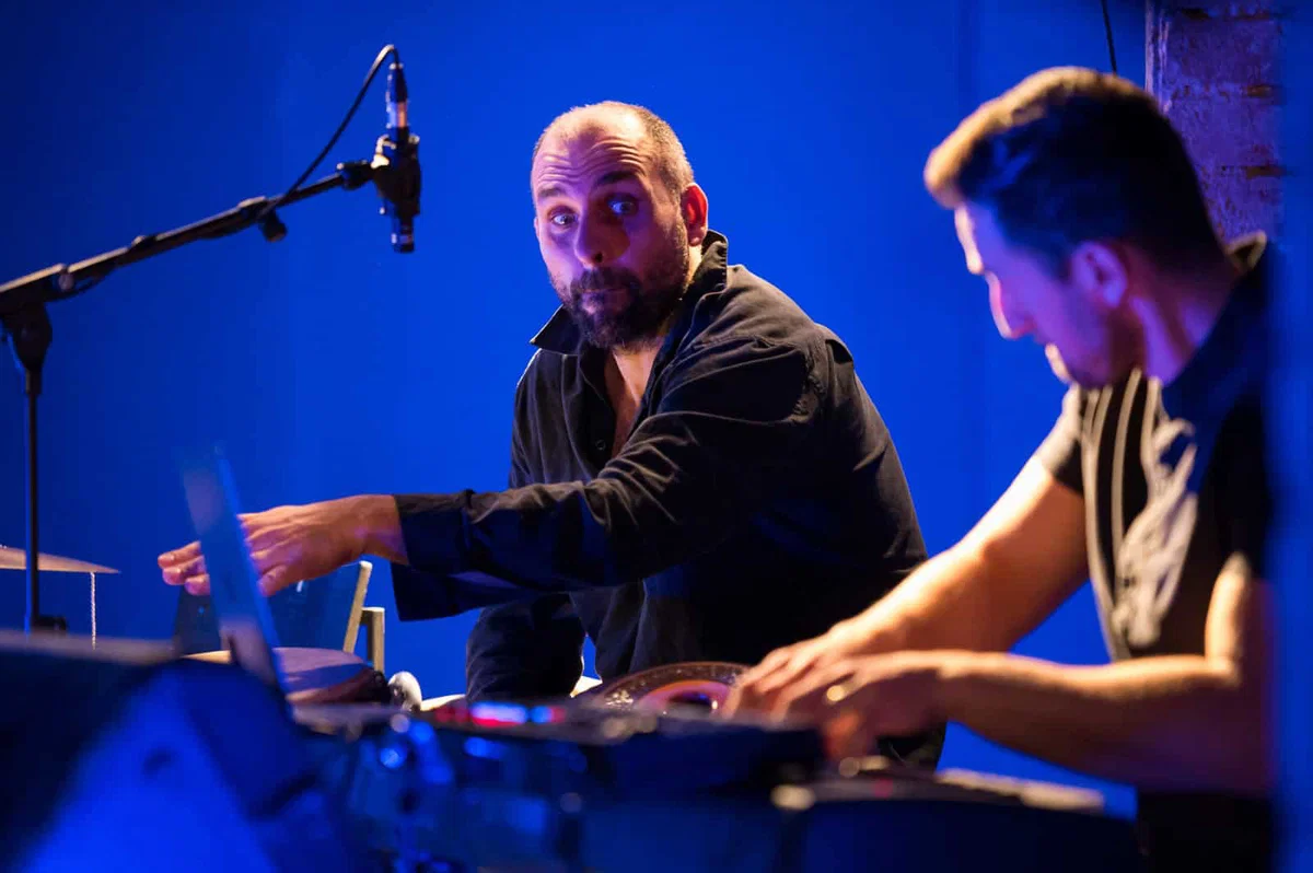 Na Ravne prihaja balkansko-afriško-sredozemsko obarvan dvojec Harmelogic Duo