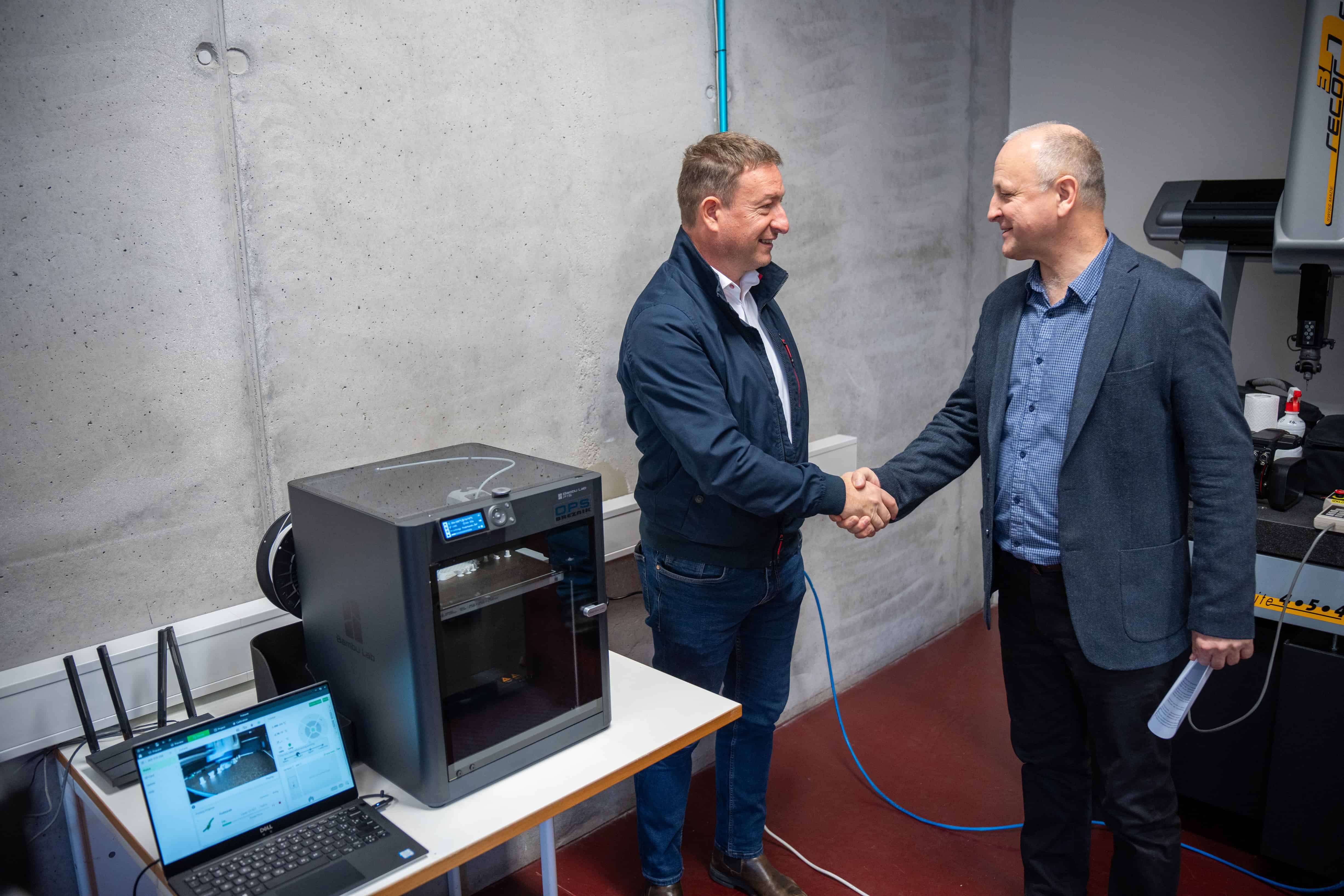 VIDEO in FOTO: Srednja šola Ravne bogatejša za 3D tiskalnik, ki jim ga je podarilo podjetje OPS Breznik z Mute