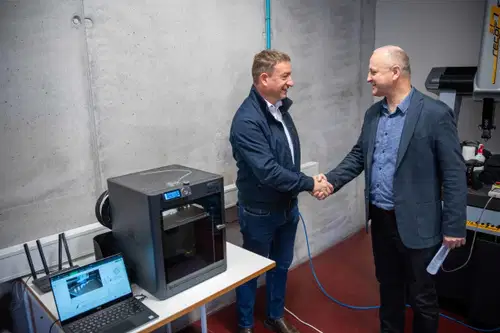 VIDEO in FOTO: Srednja šola Ravne bogatejša za 3D tiskalnik, ki jim ga je podarilo podjetje OPS Breznik z Mute