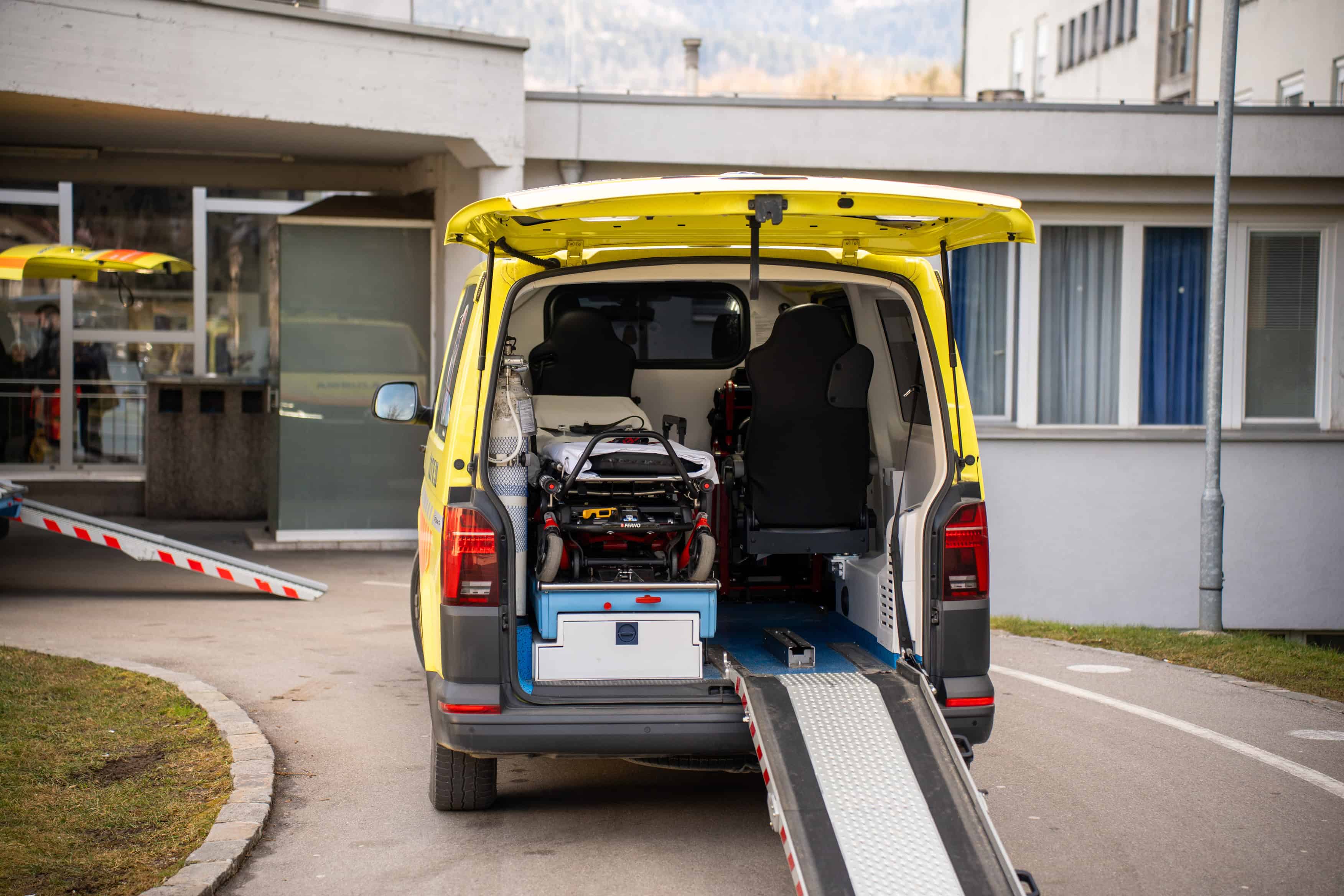 V delovni nesreči v Radljah poškodovan delavec, poškodbe naj bi bile hude