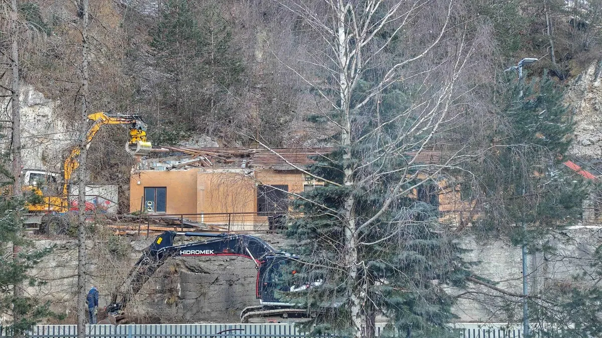 V Žerjavu nadaljujejo gradbena dela in tako staro odstopa prostor novemu
