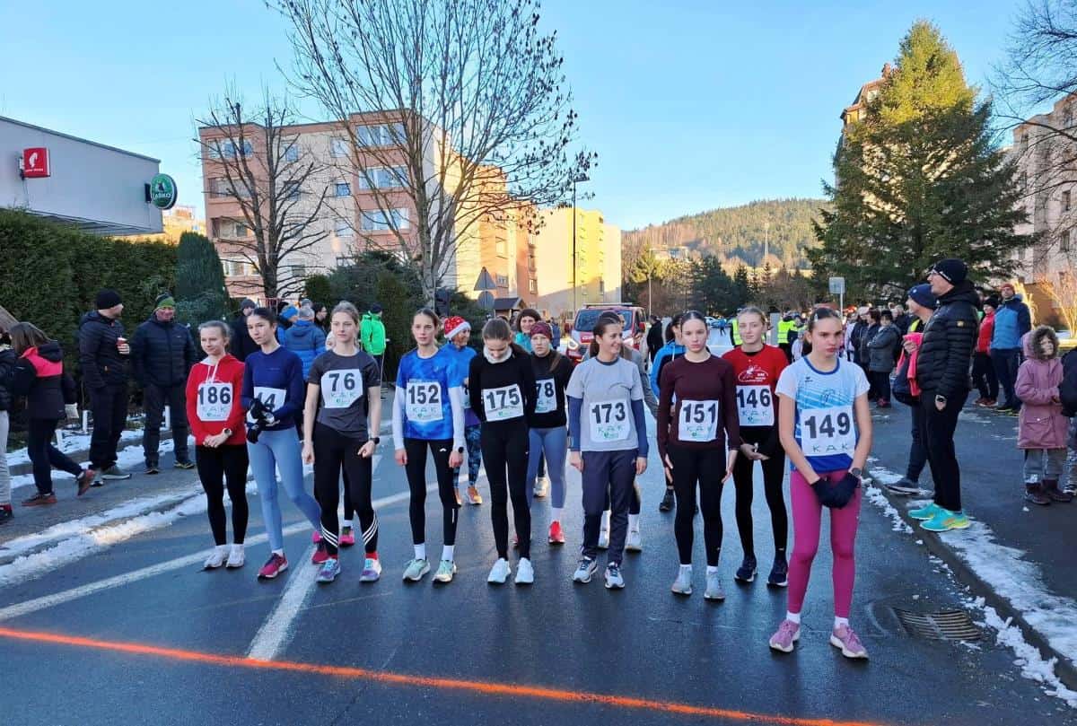 FOTO: Tradicionalnega silvestrskega teka na Ravnah se je udeležilo okoli 80 tekačic in tekačev