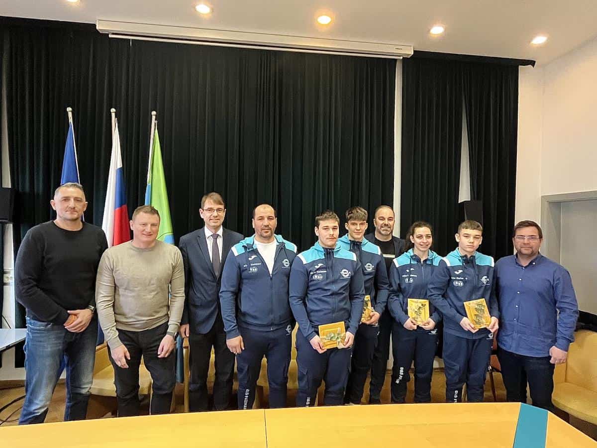Državni mladinski prvaki in prvakinja v boksu na sprejemu pri ravenskem županu dr. Tomažu Roženu (FOTO)